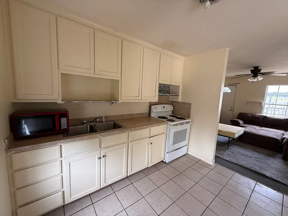 1402 E Cameron Ave #1402