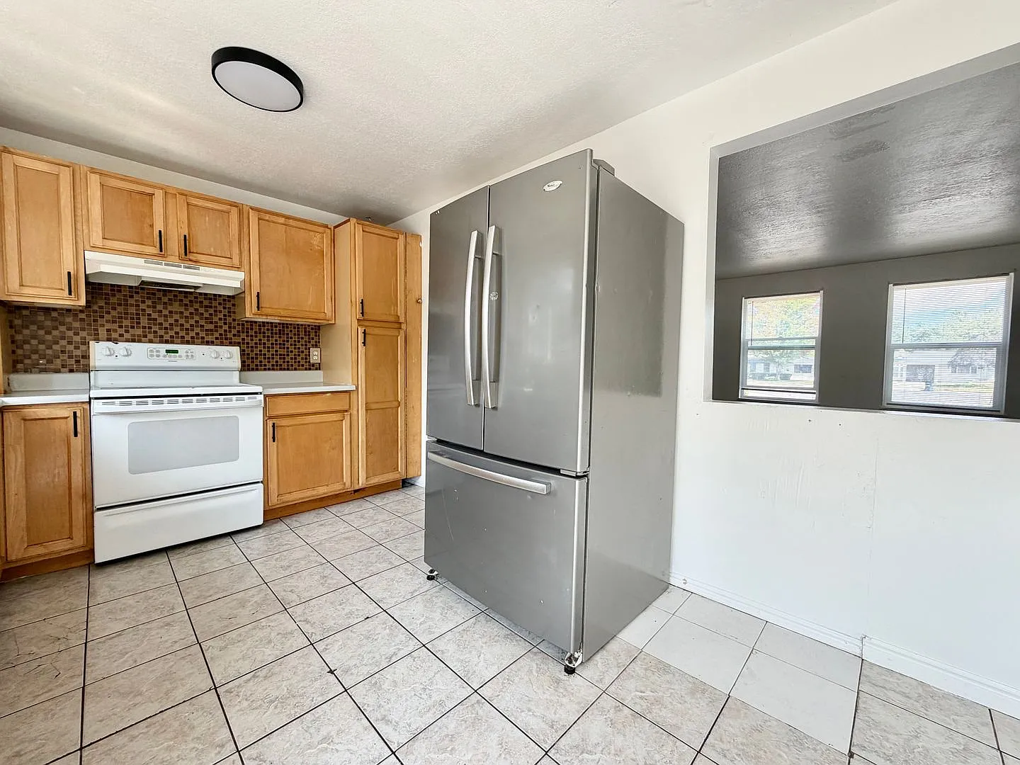 Spacious 4-Bedroom Sandy Home | Large Yard & Garage — Photo 4