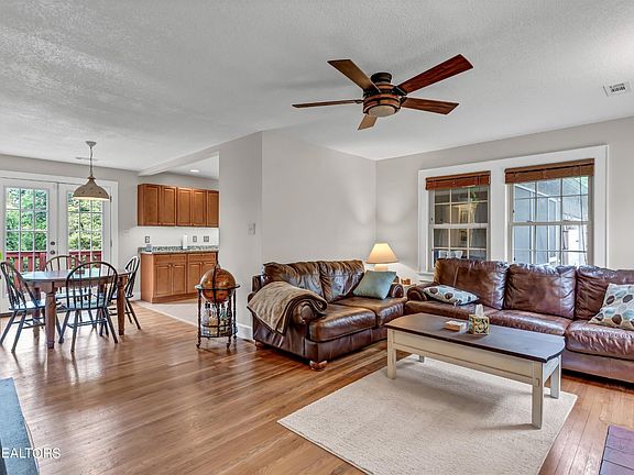 5th image of 1703 Maple Dr