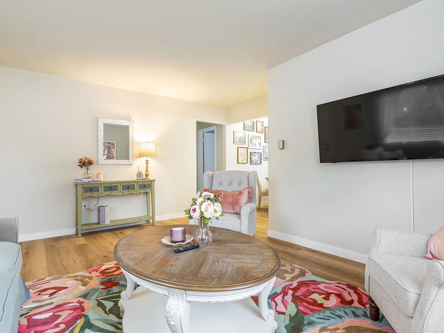 2 bed, 720 sqft, $2,500 — Photo 3