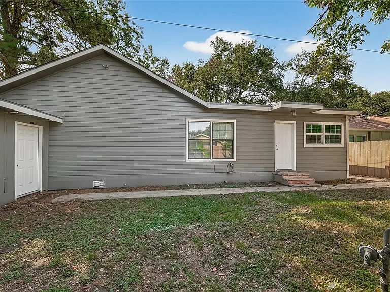 714 E Humble St — Photo 30