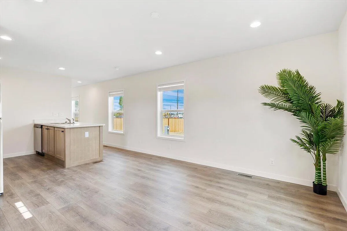 4074 S Pacific Hwy Space 7 photo 1