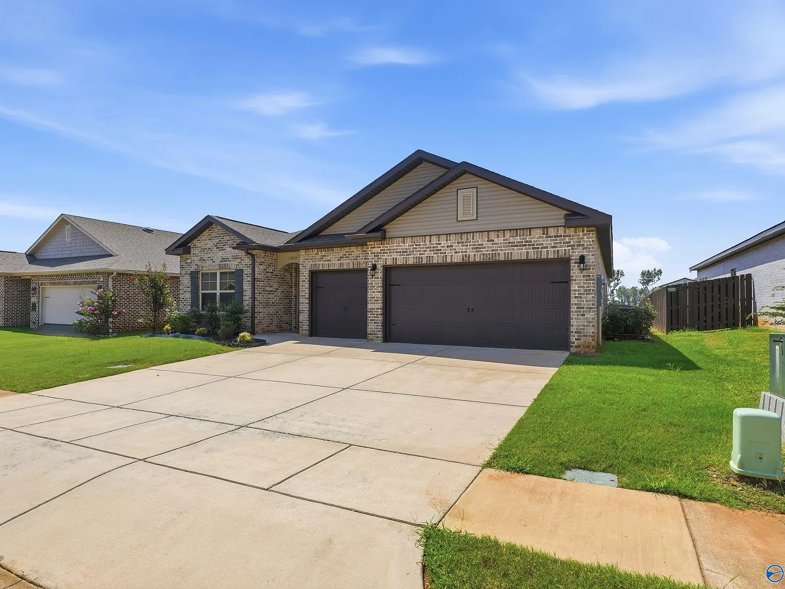 4 bed, 3.0 bath, 2377 sqft, $2,600 — Photo 2