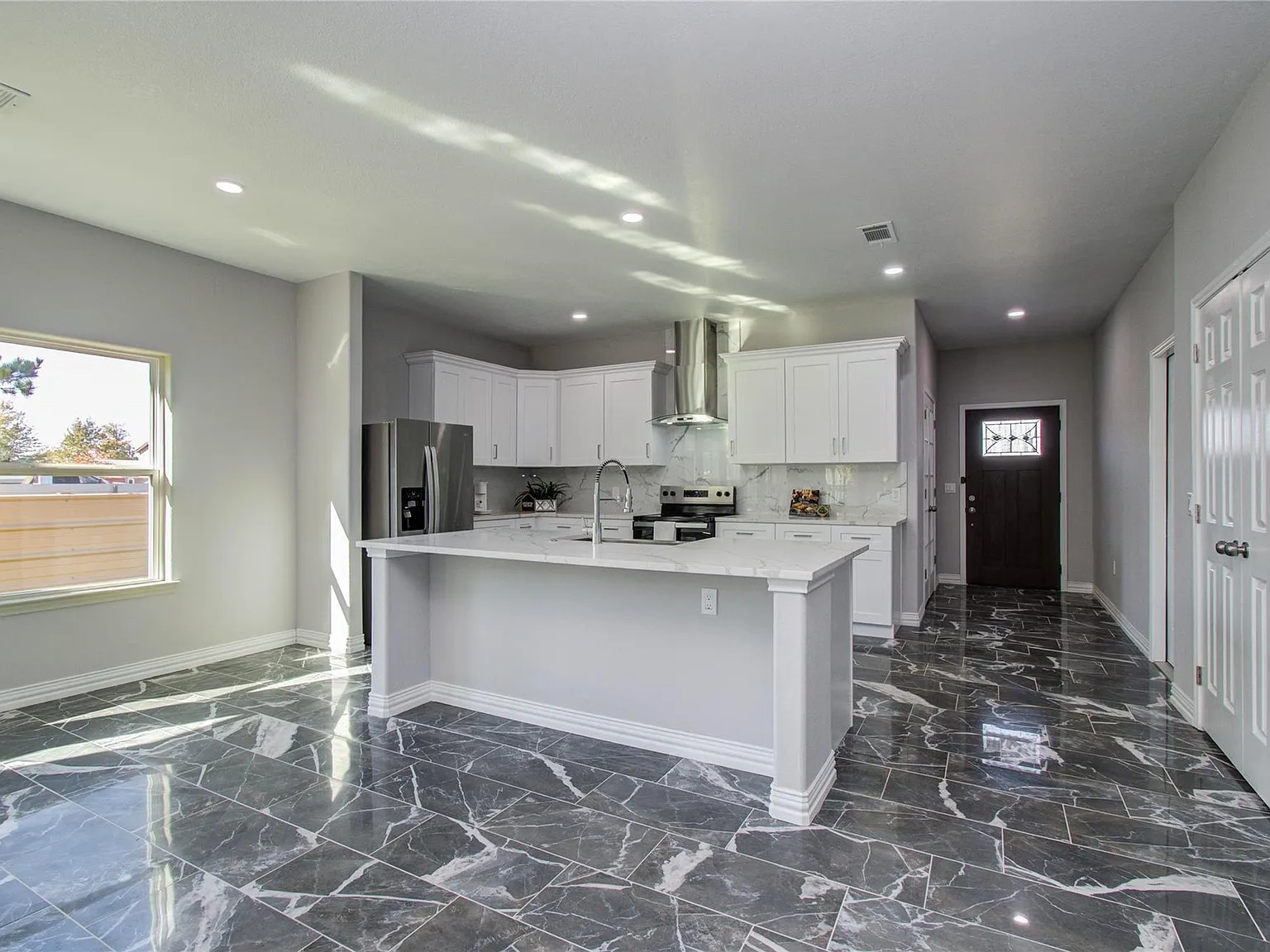 4 bed, 2.0 bath, 2032 sqft, $1,750 — Photo 3