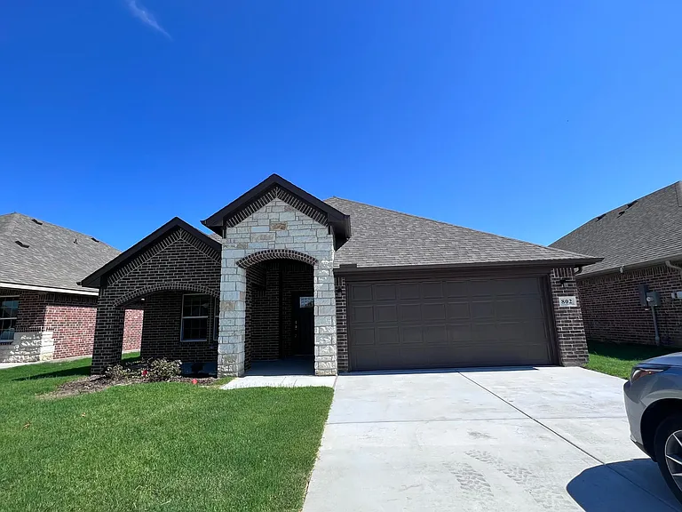 802 Tippit Ln — Photo 1