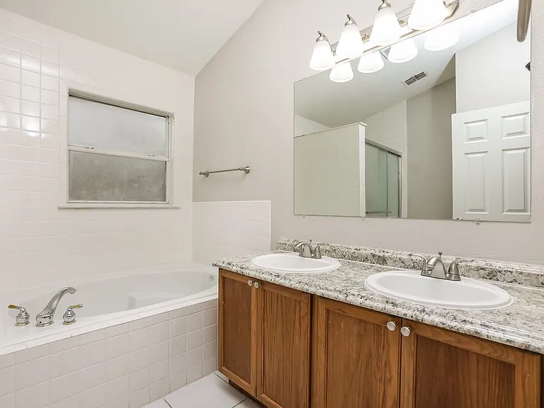 13709 Valleybrooke Ln — Photo 11