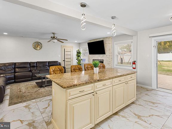 5th image of 10 Thornhill Ct