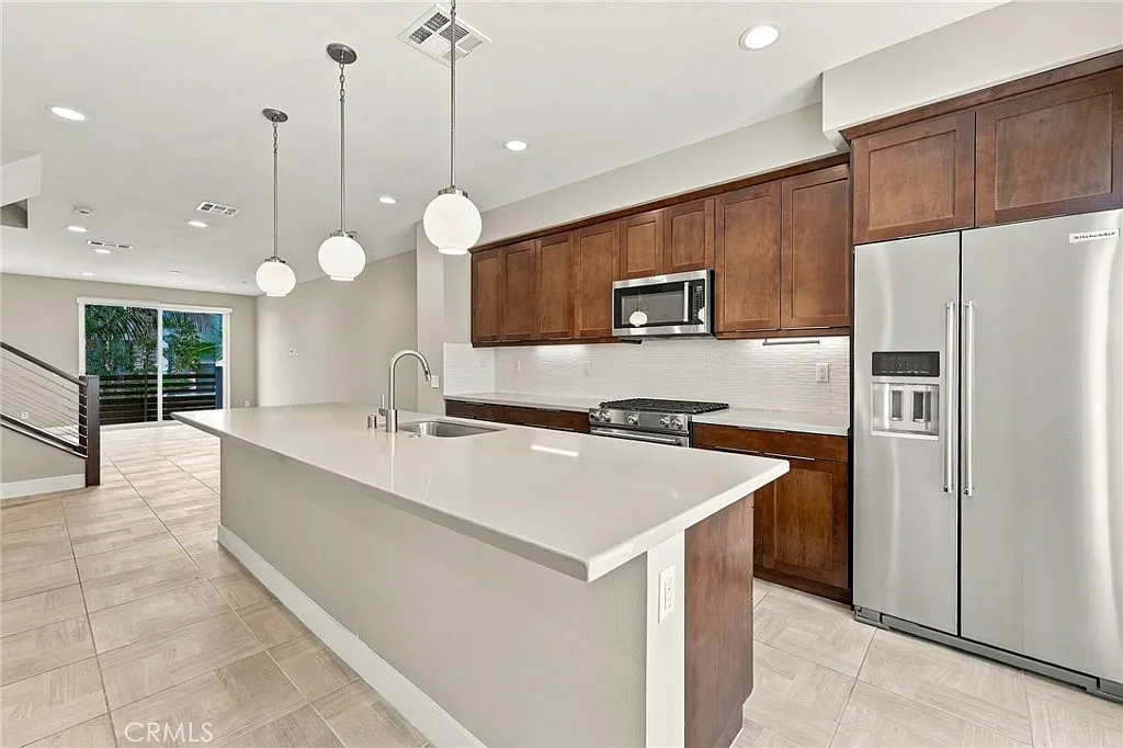 2 bed, 4.0 bath, 1972 sqft, $5,600 — Photo 1