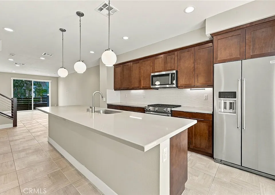 1682 Grandview