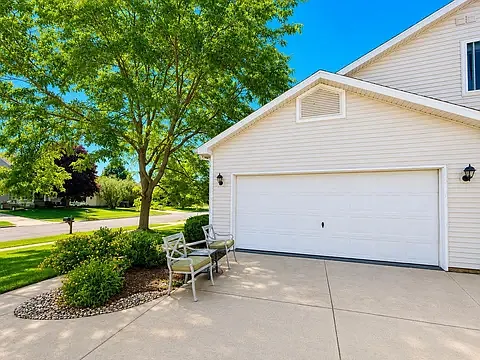 811 Vista Ridge Dr — Photo 2