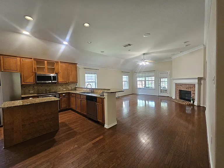 8562 Robertson Dr — Photo 16
