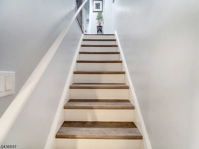 605 Crescent Dr — Photo 20