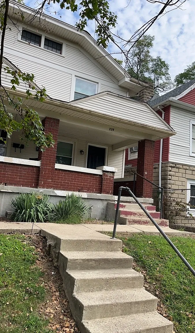 3 bed, 1.0 bath, 1252 sqft, $1,200 — Photo 2