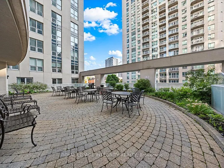 242 Rideau St #909 — Photo 32