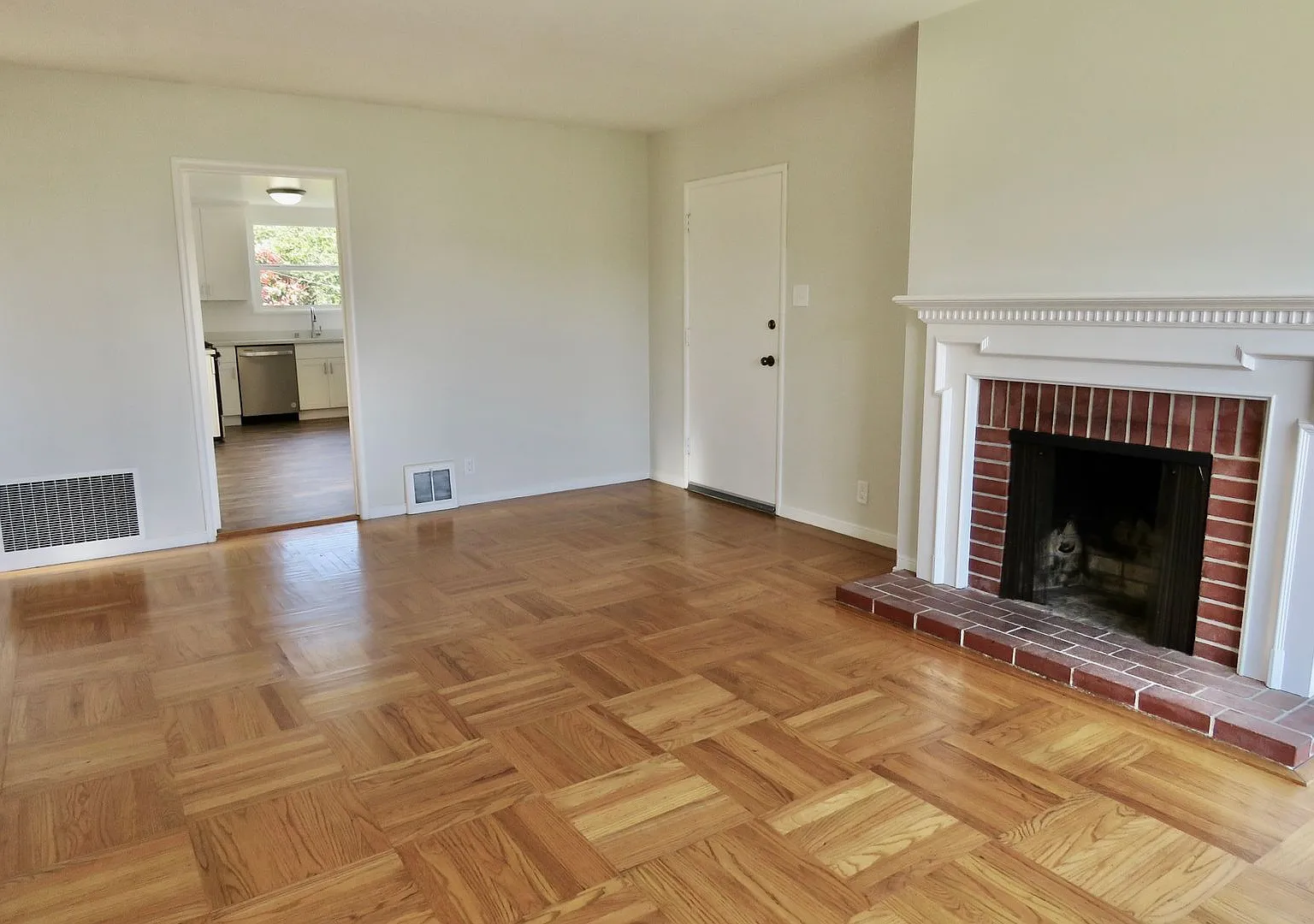 Updated Westlake Midcentury House — Photo 4