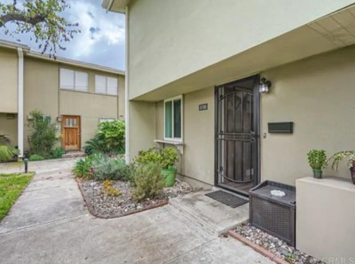 3 bed, 1.5 bath, 1273 sqft, $4,100 — Photo 1
