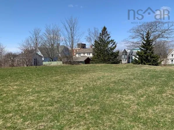 155 Victoria St E, Amherst, NS B4H 1Y2