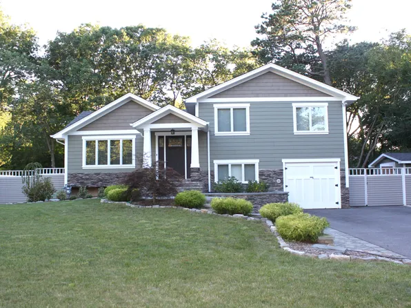 20 Rainbow Dr, Hauppauge, NY 11788