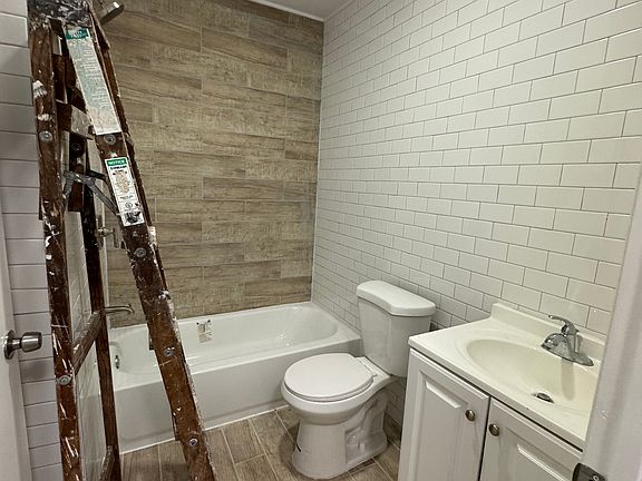 3rd image of 2810 Webb Ave #2