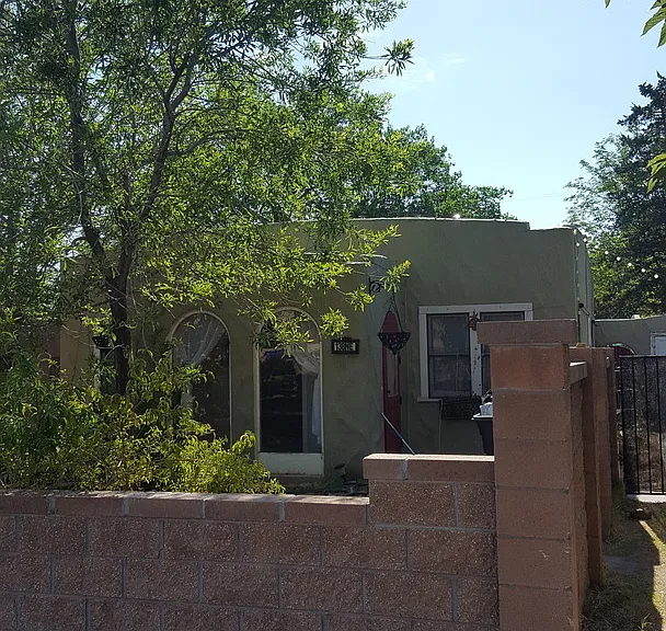 138 Girard Blvd NE — Photo 1