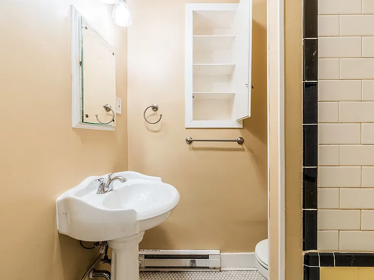 Carlyle Apartments — Photo 19