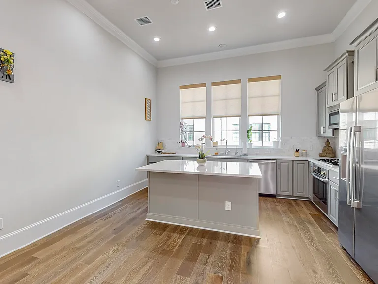 638 Dalton Ln #802 — Photo 10