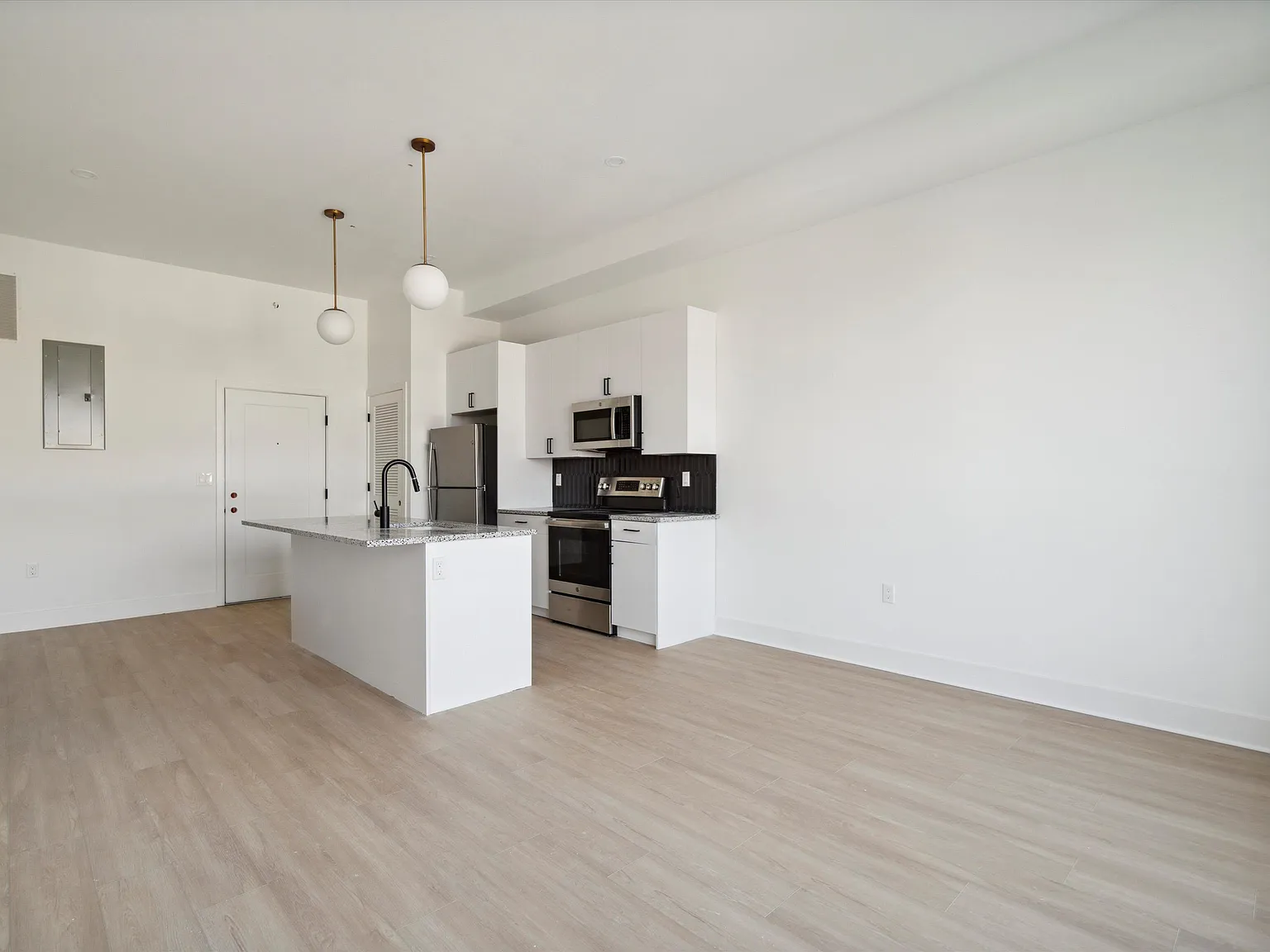 2 bed, 830 sqft, $2,050 — Photo 2