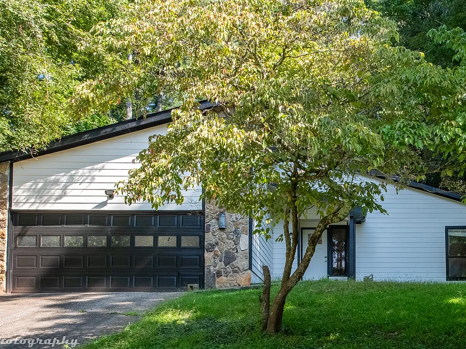 804 Faye Dr NW