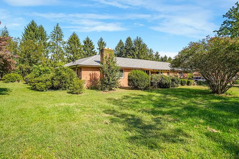 3 bed, 2.5 bath, 2290 sqft, $2,700 — Photo 3