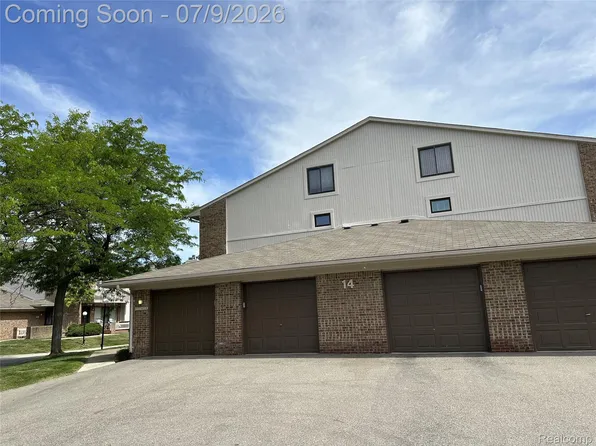 6669 Maple Lakes Dr, West Bloomfield, MI 48322