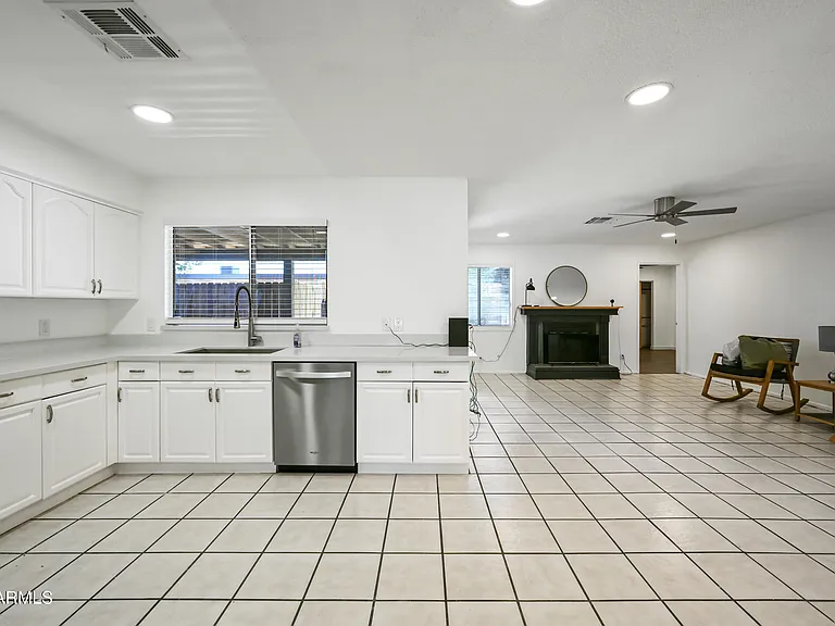 5833 W John Cabot Rd — Photo 7