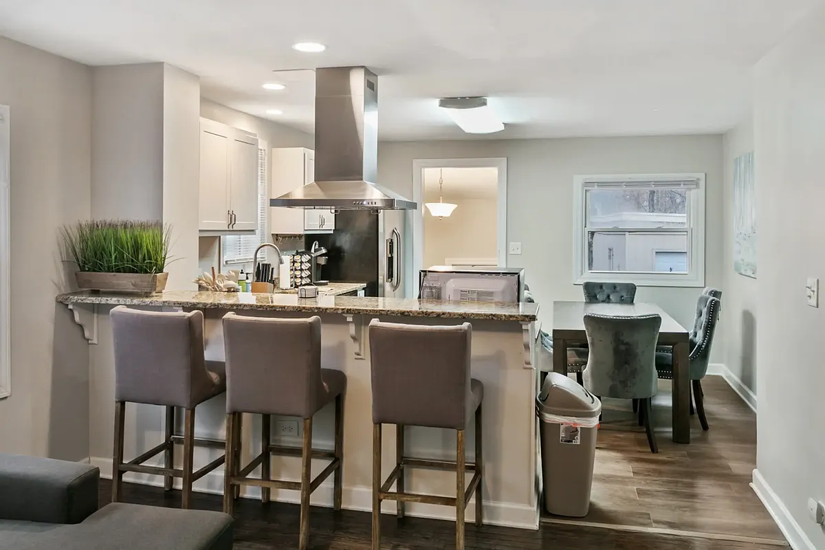 Building Photo - 305 W Park Ave #1