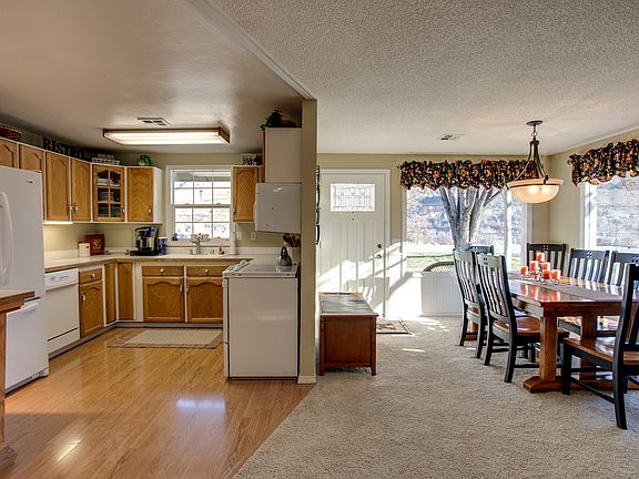 5th image of 302 Railroad Ave