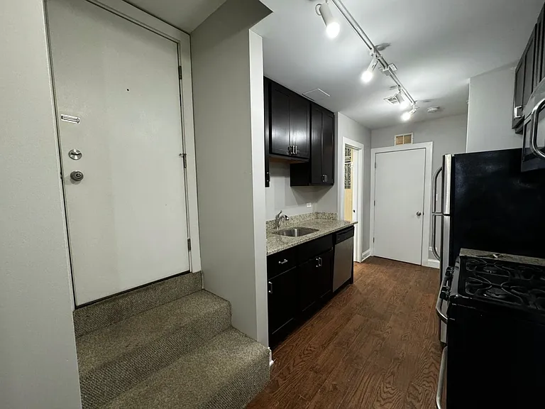 5400-02 N Winthrop Ave — Photo 4