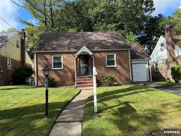 211 E Tryon Avenue, Teaneck, NJ 07666