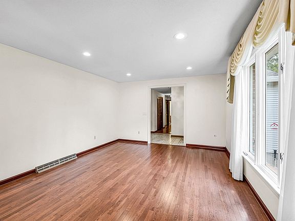 4th image of 52 Wellesley Dr