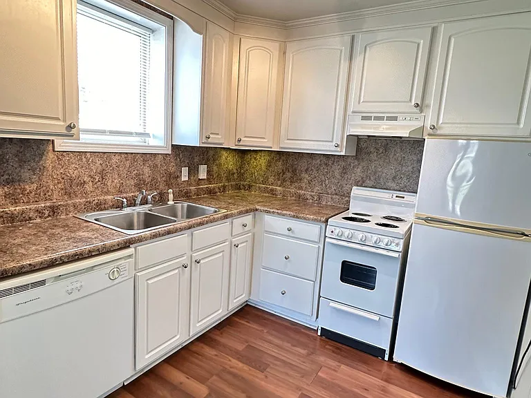 1045 E 10th St #201 — Photo 2