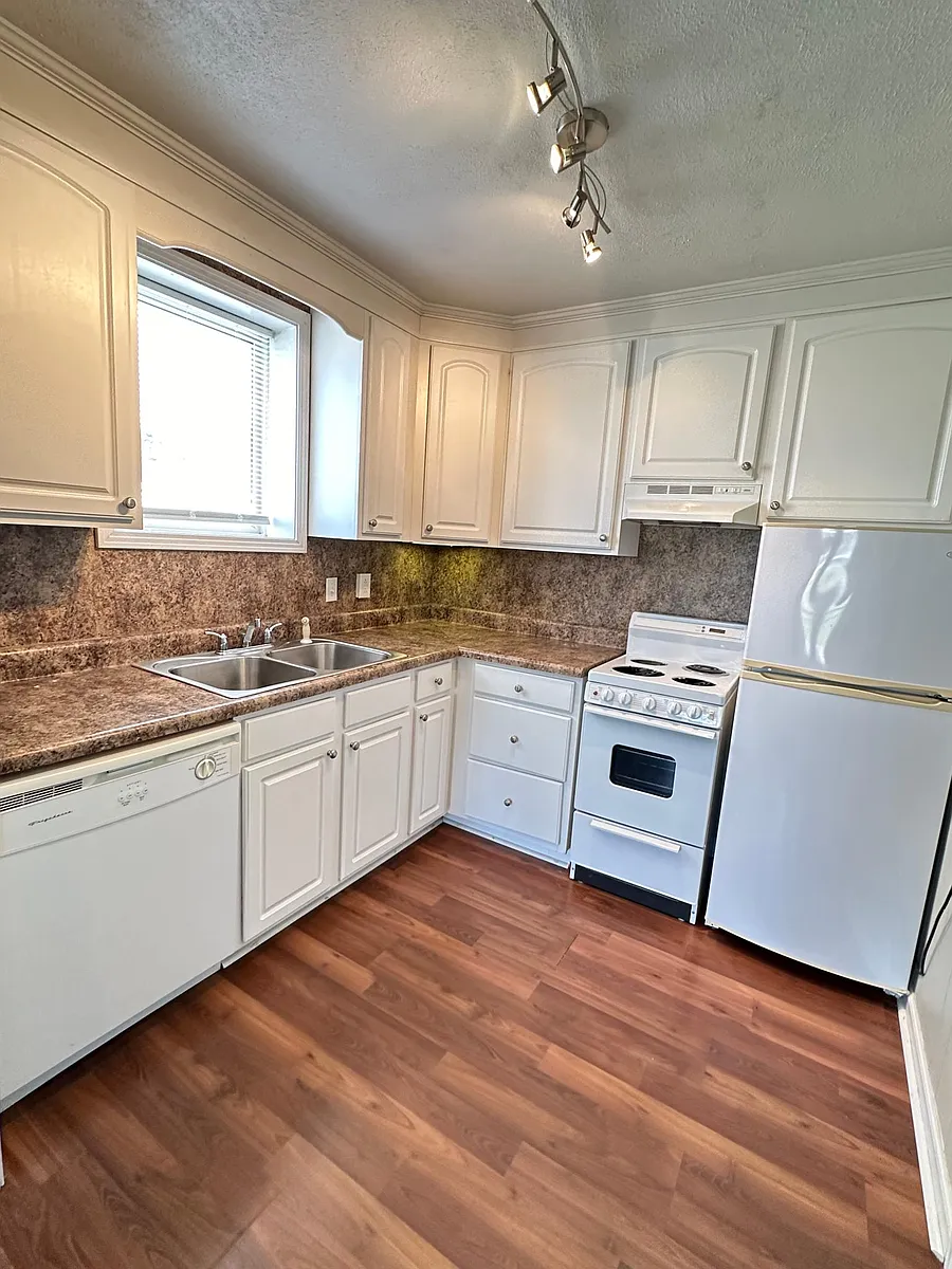 Building Photo - 1045 E 10th St #201