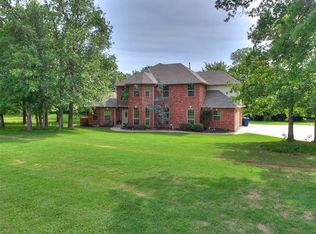 52 N Oaks Rd, Harrah, OK 73045
