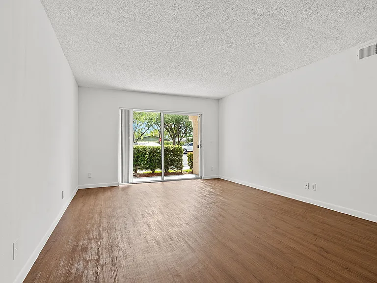 Palm Springs Apartments — Photo 16