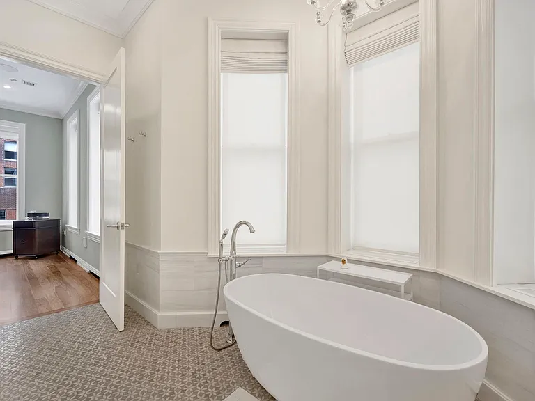 103 E Chestnut St #103 — Photo 40