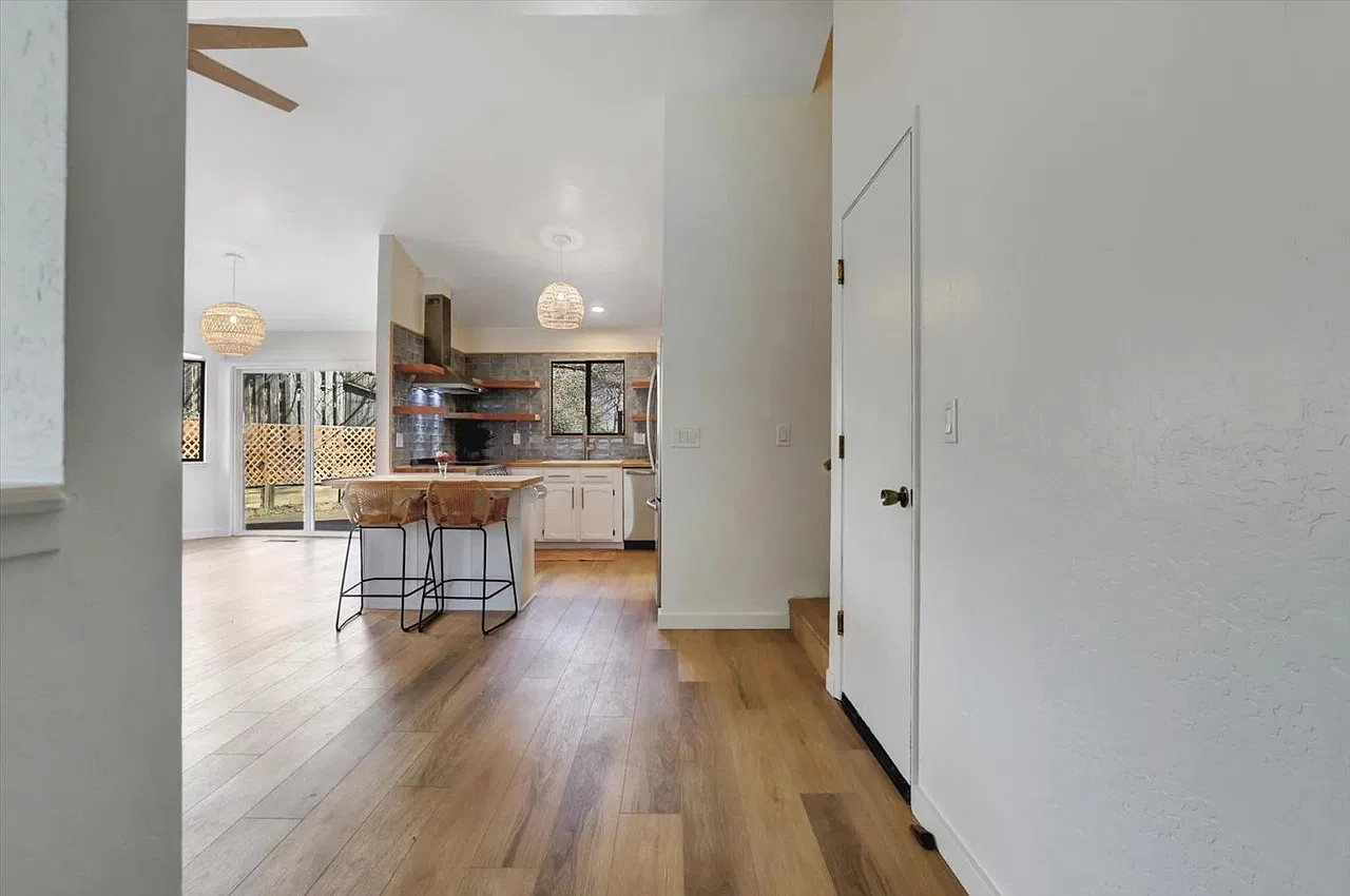 749 Doris Dr — Photo 4