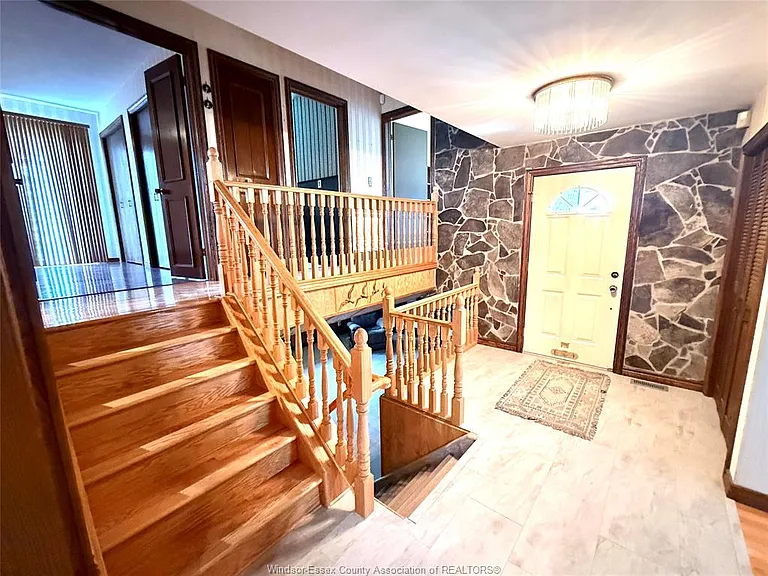 377 Fairway Cres — Photo 6