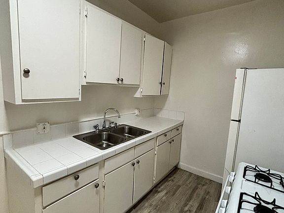 2nd image of 4013 Melrose Ave #106