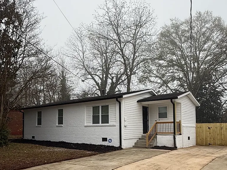 1743 Thomasville Dr SE — Photo 1