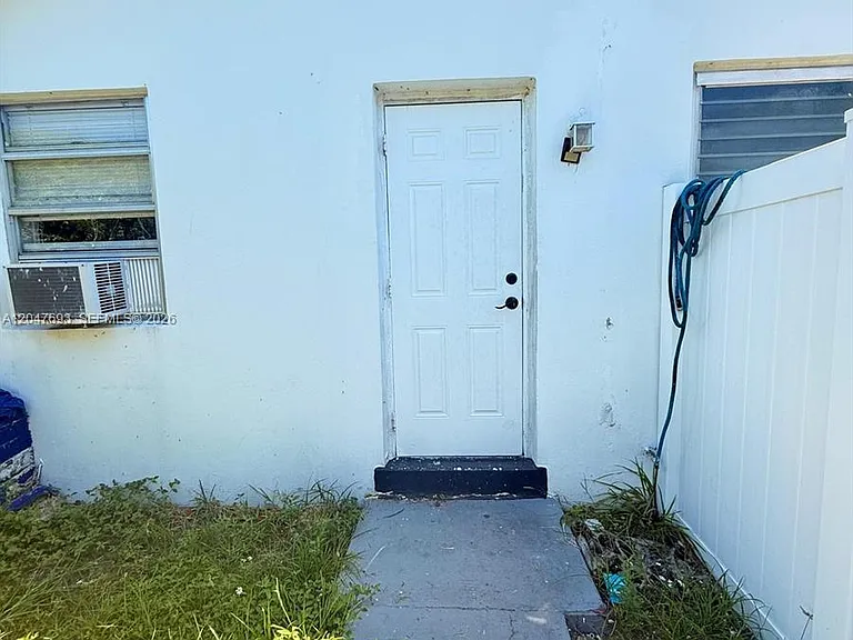 301 SW 9th Ter #1 — Photo 1