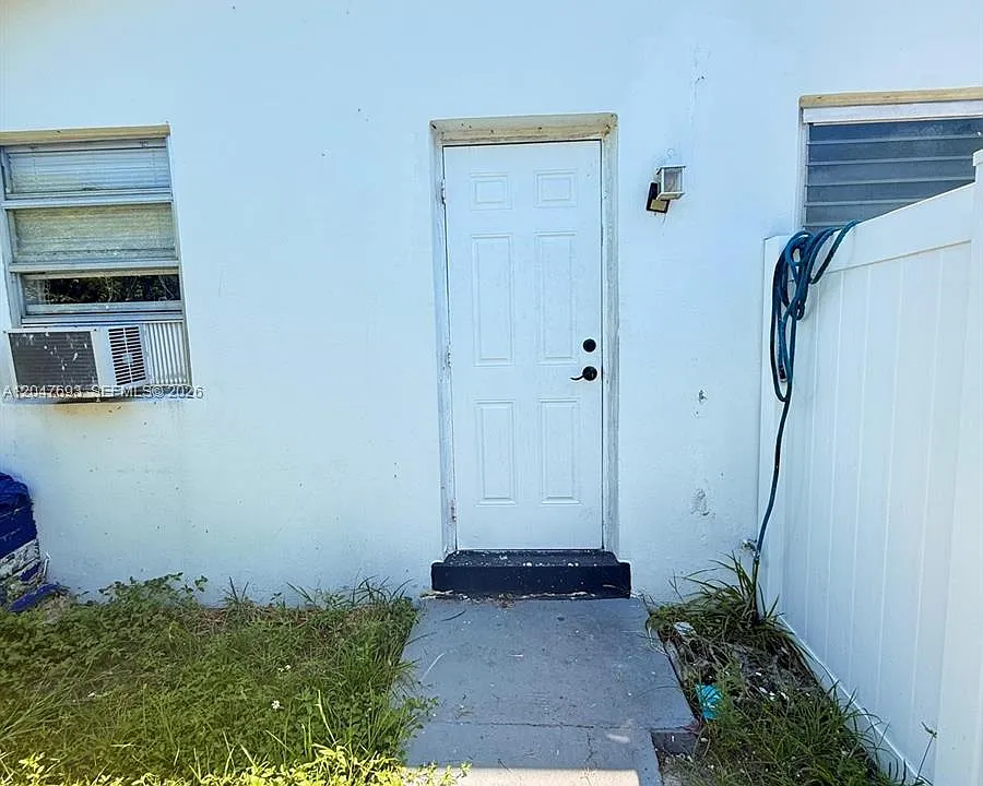 301 SW 9th Ter #1