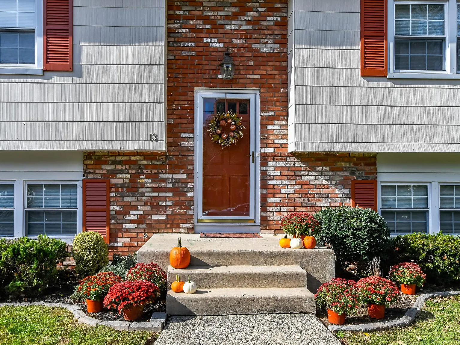 5 bed, 2.5 bath, 2186 sqft, $3,300 — Photo 2