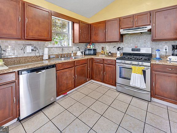 5th image of 2246 Hampton Dr