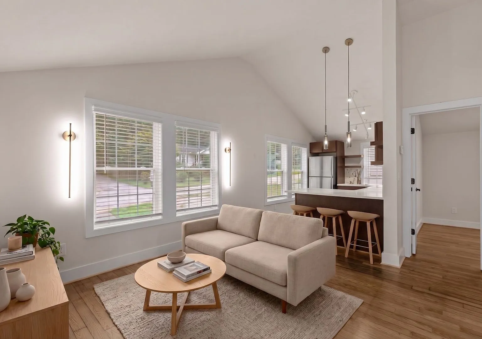 Exquisitely renovated San Souci 1 Bedroom with private garage — Photo 1